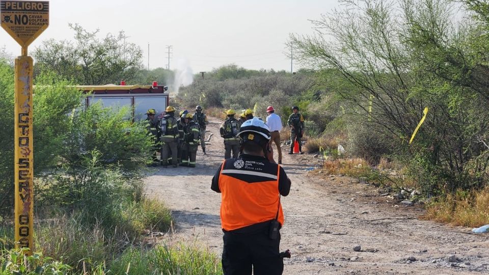 Protección Civil de NL en zona donde se reportó una fuga por robo de gasolina en Apodaca este martes 15 de mayo