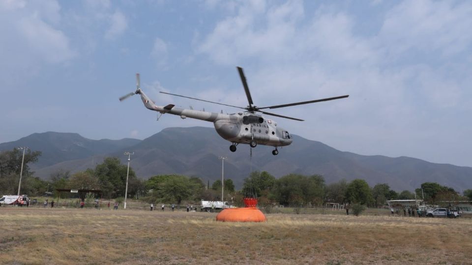 Helicoptero cargando agua