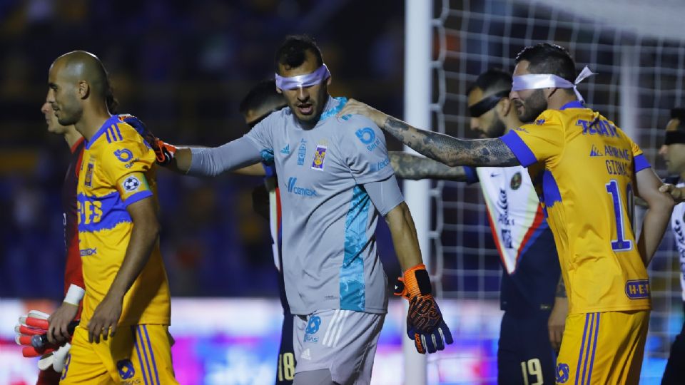 Guido Pizarro, Nahuel Guzmán y André-pierre Gignac disputando un juego con los Tigres..jpg