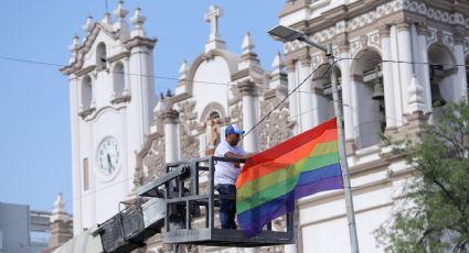 Colocan banderas de la comunidad LGBTTTIQ+ previo a la Marcha del Orgullo 2024 en Monterrey