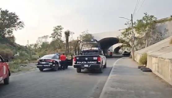 Conductor muere aplastado tras caer de un puente en Juárez, NL