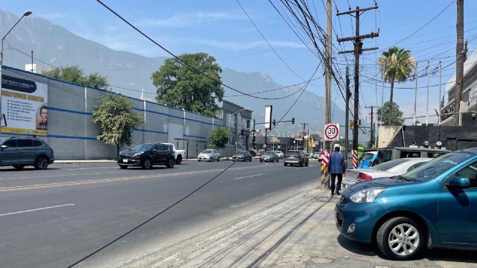 Trabajos para retirar cables y postes en San Pedro.