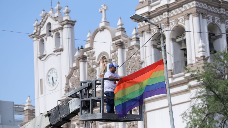 Colocación de bandera de la comunidad LGBTTTIQ+.