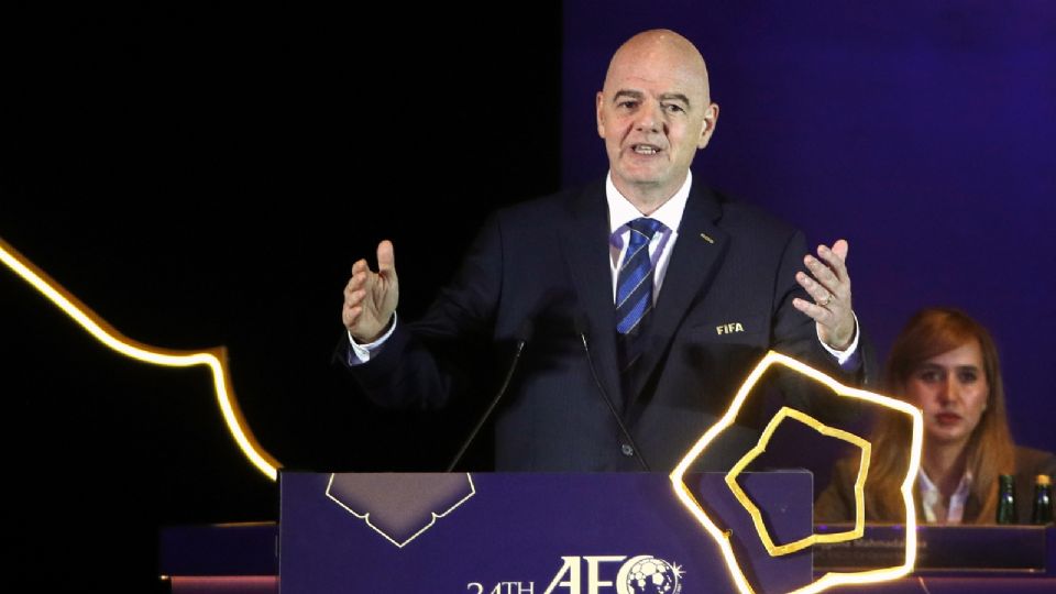 El presidente de la FIFA, Gianni Infantino, pronuncia un discurso durante el 34º Congreso de la Confederación Asiática de Fútbol (AFC) en Bangkok, Tailandia.