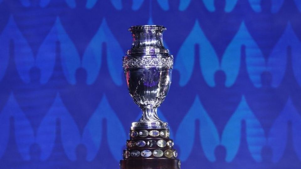 El trofeo de la Copa América que estará en disputa en Estados Unidos este verano.