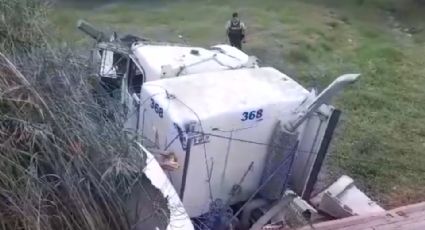 Tráiler vuelca y derriba 3 postes sobre la Carretera Nacional