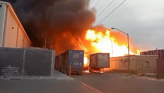 Fuerte incendio se registra en el parque industrial en Apodaca