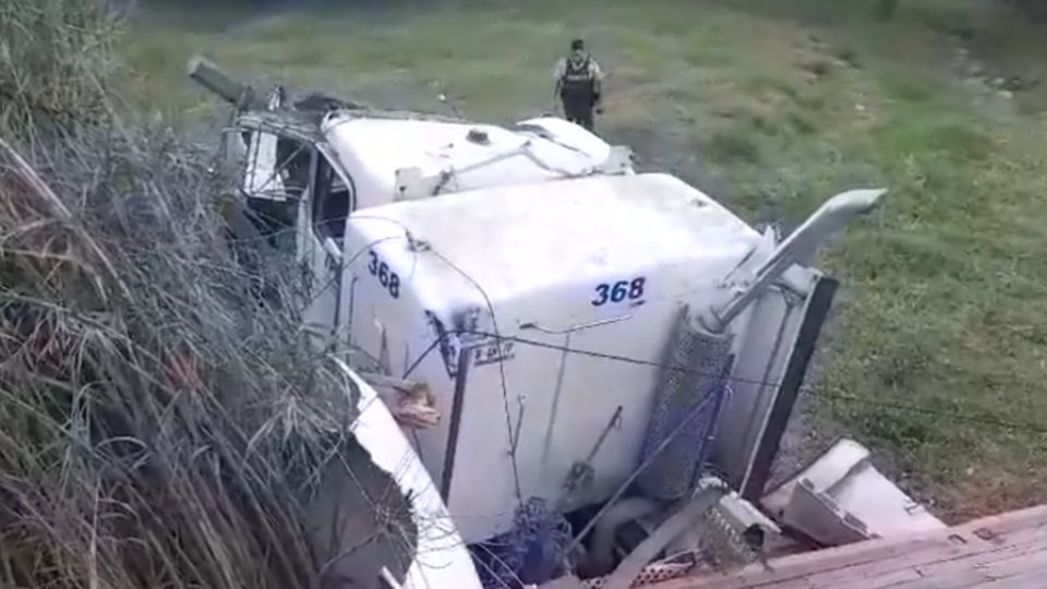 Tráiler vuelca sobre Carretera Nacional