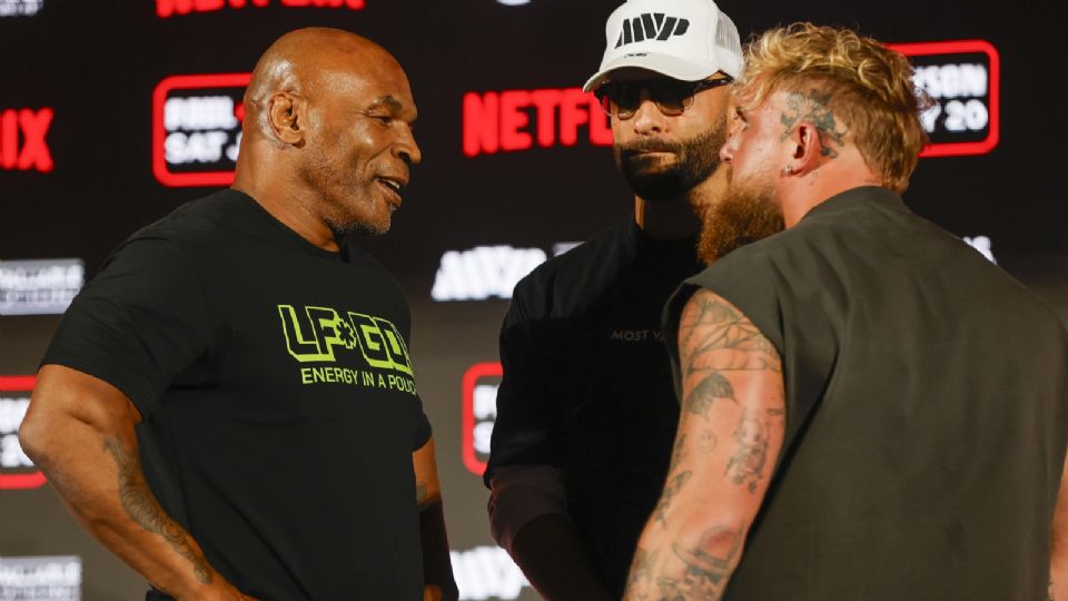 El YouTuber y boxeador profesional Jake Paul (R) y el ex campeón de boxeo peso pesado Mike Tyson (L) se enfrentan durante una conferencia de prensa