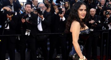 Salma Hayek no teme lucir sus canas con elegancia en Cannes