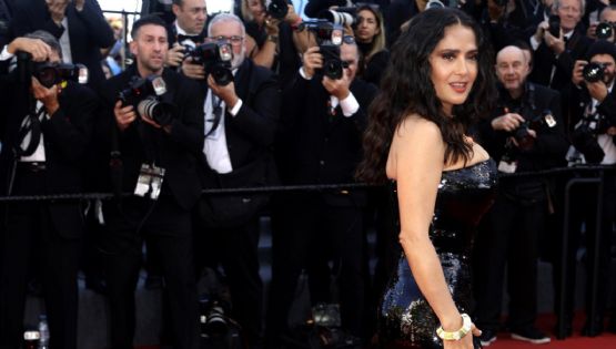 Salma Hayek no teme lucir sus canas con elegancia en Cannes