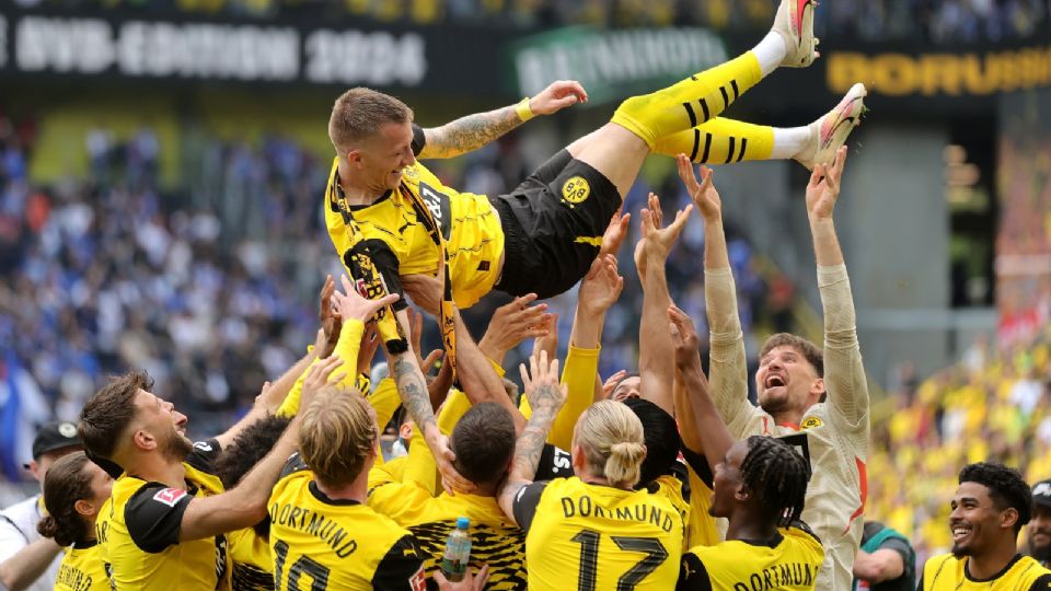 Marco Reus es alzado por sus compañeros después del partido de fútbol de la Bundesliga entre Borussia Dortmund y SV Darmstadt 98.