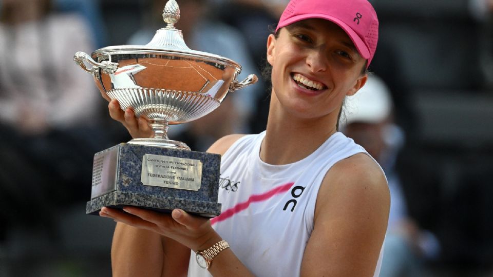 Iga Swiatek posa con su trofeo después de ganar a Aryna Sabalenka en el torneo de Roma.