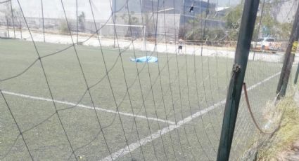 Hombre muere mientras jugaba futbol en unidad deportiva de Santa Catarina