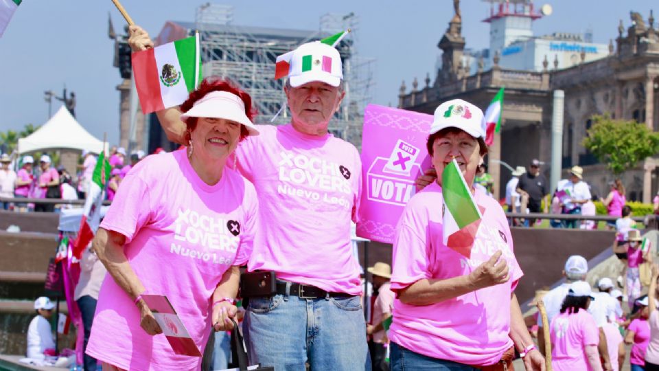 Manifestantes de la 'Marea Rosa' en Monterrey.