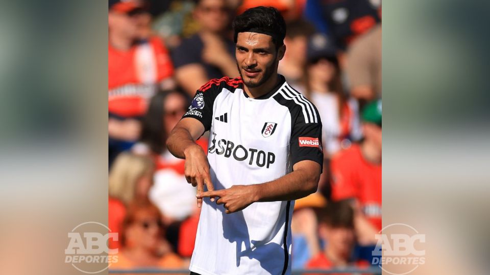 Raúl Jiménez hace doblete ante el Luton Town.