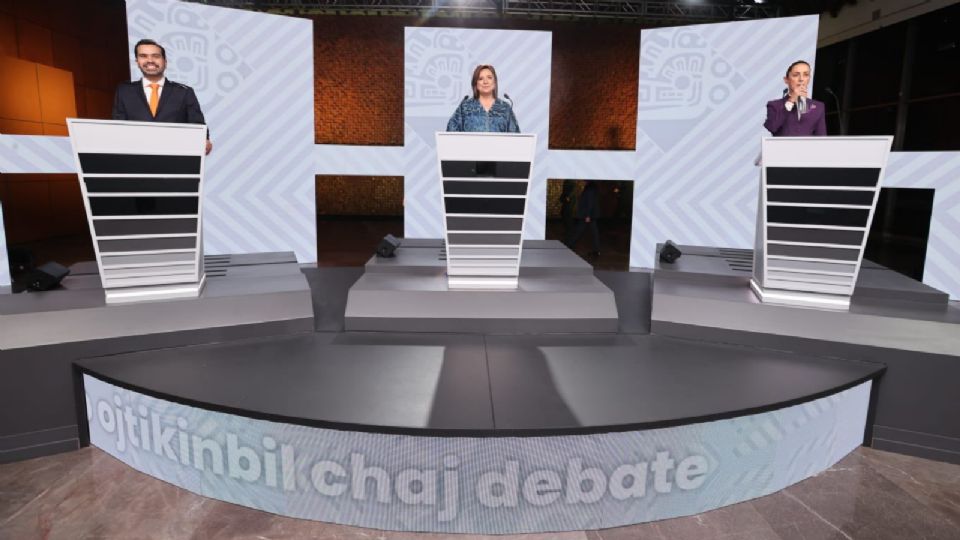 Candidatos presidenciales en el último debate organizado por el INE.