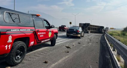 Conductor vuelca tráiler sobre Anillo Periférico en García