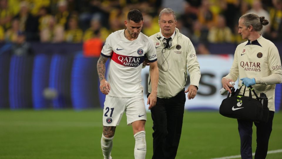 Lucas Hernández del PSG sale del campo después de lesionarse durante la semifinal de la Liga de Campeones de la UEFA