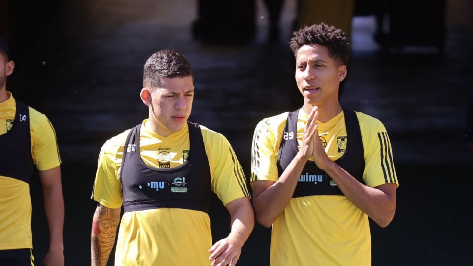 Ozziel Herrera junto a Sebastian Fierro previo a un entrenamiento en el Estadio Universitario