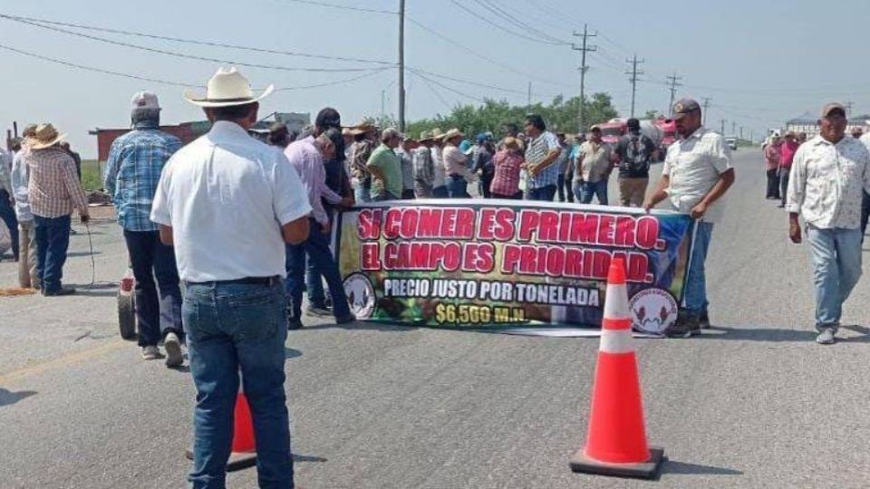 Productores en medio de la carretera