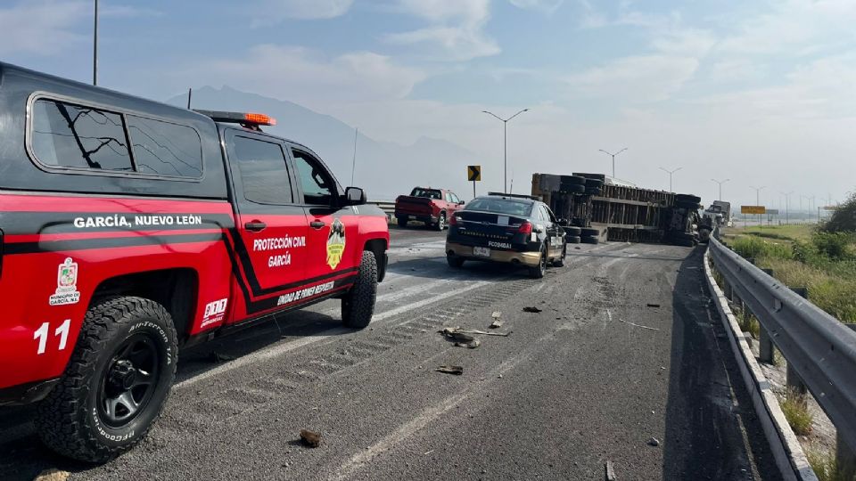 Volcadura de tráiler en García