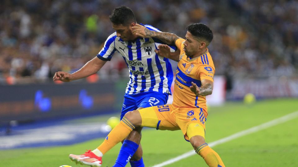 Luis Romo (I) del Monterrey y Javier Aquino (D) de Tigres durante el juego de la jornada 15 del Torneo Clausura 2024