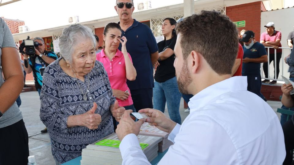 Personas acuden a votar