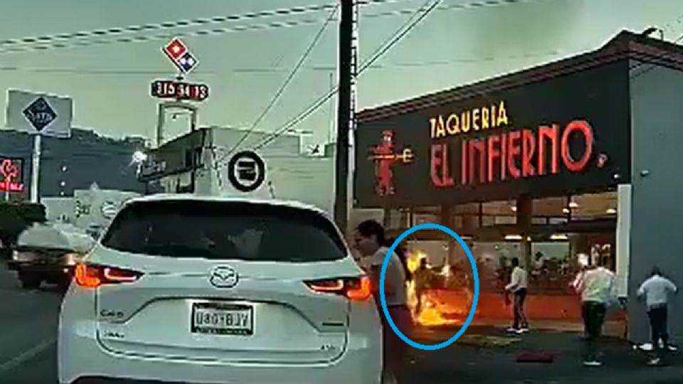 ‘Tragafuegos’ quema a mariachis en Morelia.