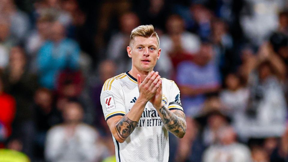 Toni Kroos se despide del Real Madrid y del fútbol al final de temporada, dejando un legado de éxito y buen juego.