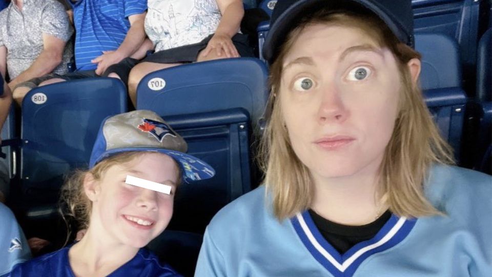 Liz, aficionada a Blue Jays, fue golpeada por pelota que se fue de foul | X / @lizzzzzzzzzz