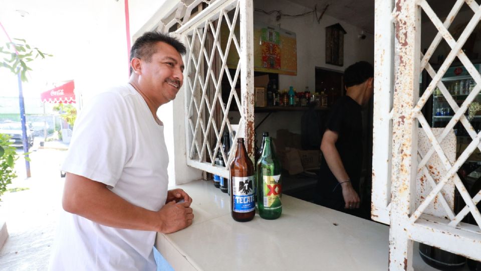 Hombre comprando alcohol.