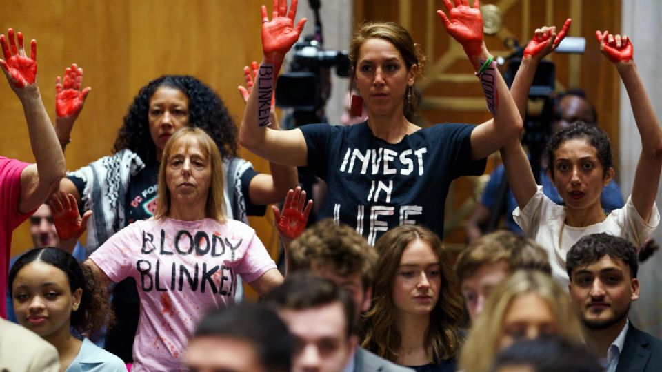 Activistas propalestinos interrumpen comparecencias de Blinken en el Senado de EU.