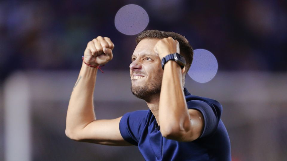 Martin Anselmi, director técnico del Cruz Azul en festejo al final del juego de vuelta de la semifinal del Clausura 2024 de la Liga MX