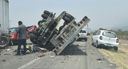 Carambola entre tráiler y unidades de Protección Civil deja un muerto en carretera a Saltillo