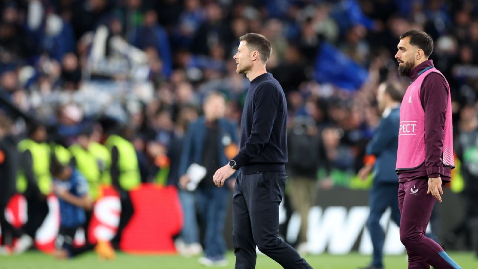 El entrenador del Leverkusen, Xabi Alonso, camina por el campo después de perder la Final de la UEFA Europa League.