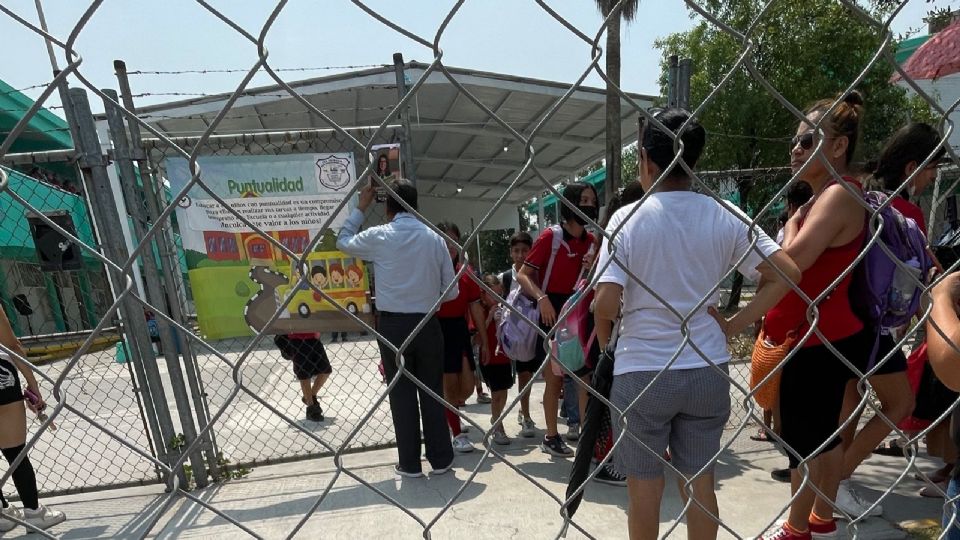 Alumnos saliendo de las escuelas.