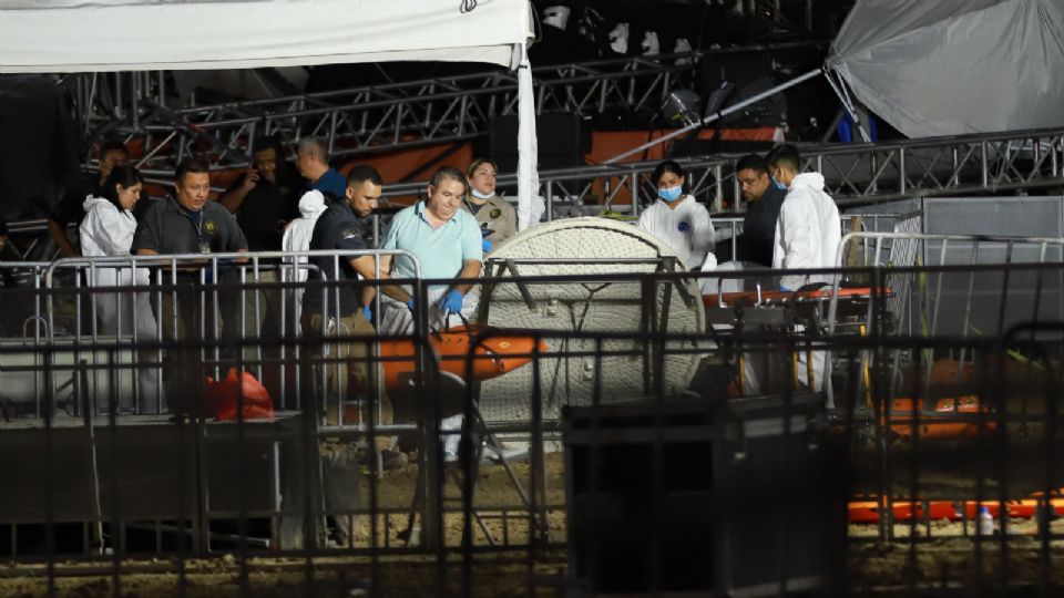 Autoridades resguardando los cuerpos de las víctimas tras colapso del escenario en el campo de béisbol 'El Obispo', en San Pedro.