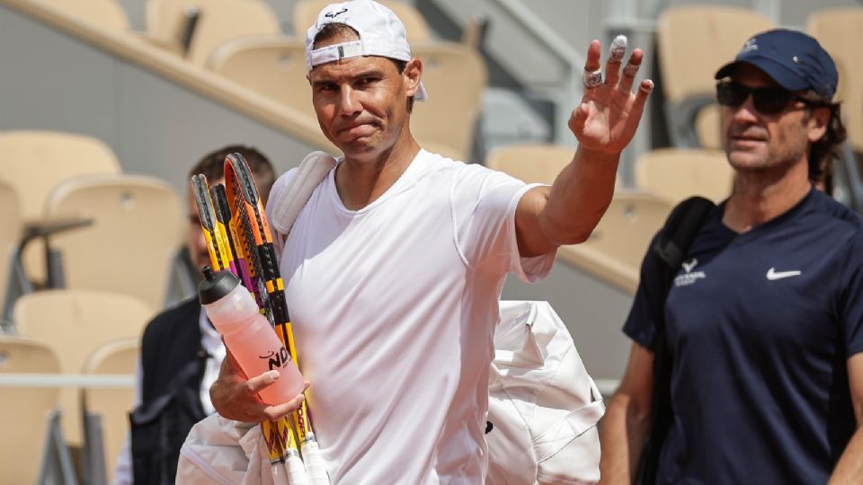 Rafael Nadal saluda a los fans durante una sesión de entrenamiento abierta al público en la pista Philippe Chatrier en Roland Garros.