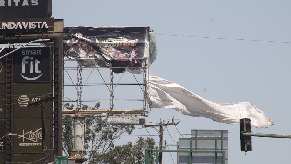 Lonas vuelan por efectos del fuerte viento