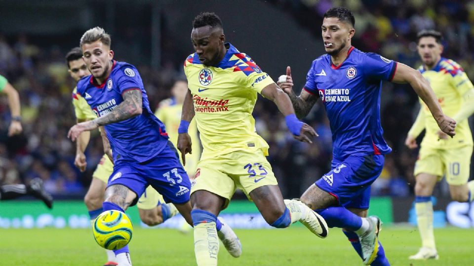 Gonzalo Piovi (I) y Carlos Salcedo (D) del Cruz Azul disputan el balón con Julian Quiñones (C) del America durante el juego de la jornada 8 del Clausura 2024 de la Liga MX en el Estadio Azteca