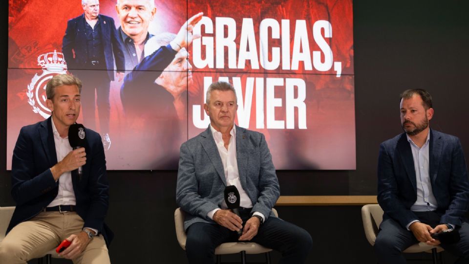 Javier Aguirre (c), junto al director de fútbol del Mallorca, Pablo Ortells (d), y el CEO del Mallorca, Alfonso Díaz (i), durante su acto de despedida como entrenador del RCD Mallorca