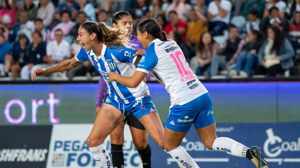 Christina Burkenroad celebra un gol frente a Pachuca en la Semifinal del Clausura 2024