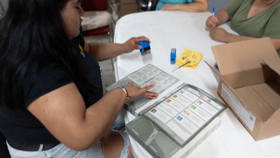 Trasladan paquetes electorales que contienen boletas, actas y listas nominales a las 51 Comisiones Municipales Electorales (CME) del Estado.