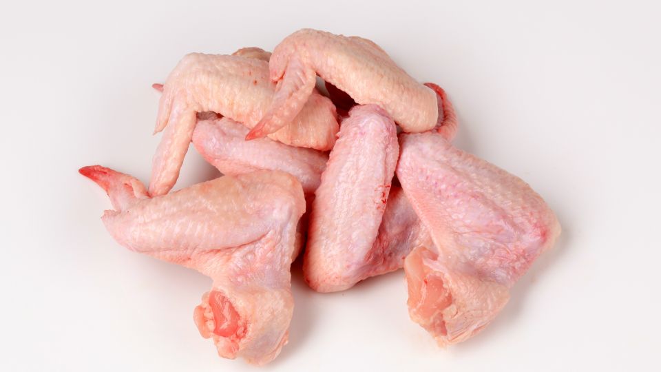 El pollo es un alimento que puede tener la bacteria de salmonella