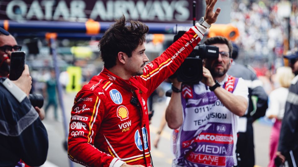 Charles Leclerc saluda al público asistente al Gran Premio de Mónaco tras las dos prácticas libres