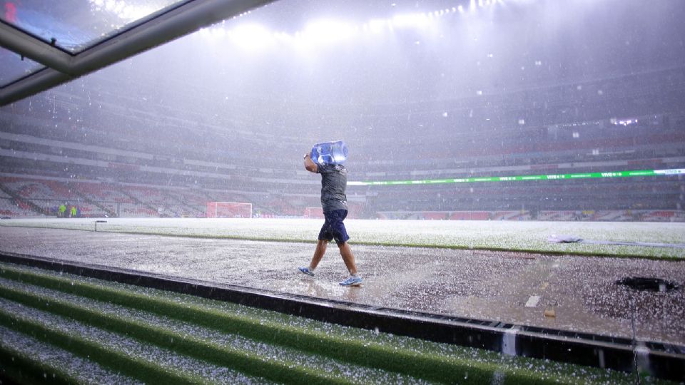 Vista general con lluvia y granizo durante el juego de ida de la final del Clausura 2024 de la Liga MX Femenil en el Estadio Azteca