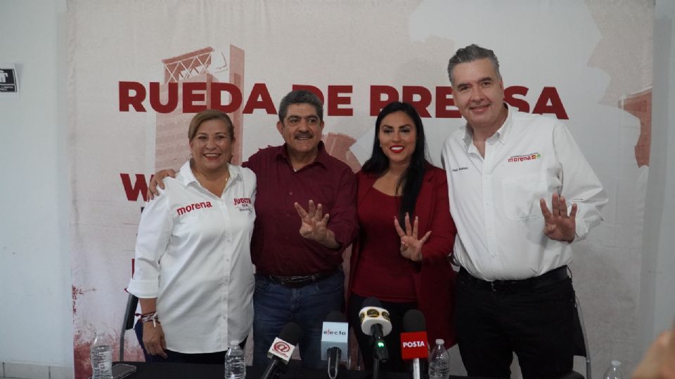 Judith Díaz y Waldo Fernández (camisas blancas), candidatos al Senado de la coalición “Sigamos Haciendo Historia”, acompañados de Adriana Quiroz, candidata a diputada federal del Distrito 8 y Manuel Espino, dirigente Nacional de “Ruta 5”.