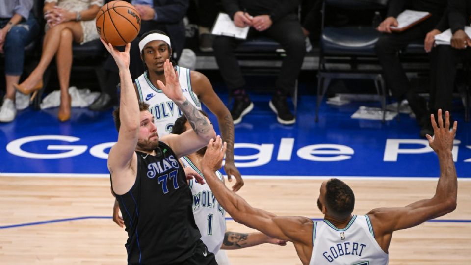 Luka Doncic (Izq.), lanza a canasta sobre Rudy Gobert (Der.), durante el último cuarto del segundo partido de las finales de la Conferencia Oeste de la NBA entre los Dallas Mavericks y los Minnesota Timberwolves.