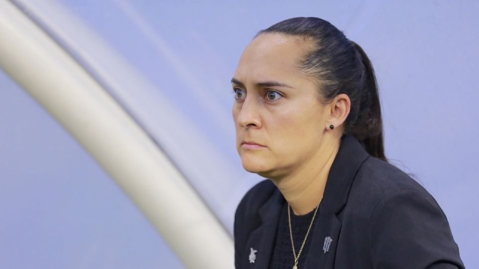 Amelia Valverde, directora técnica del Monterrey durante el juego de ida de la final del Clausura 2024 de la Liga MX Femenil en el Estadio Azteca